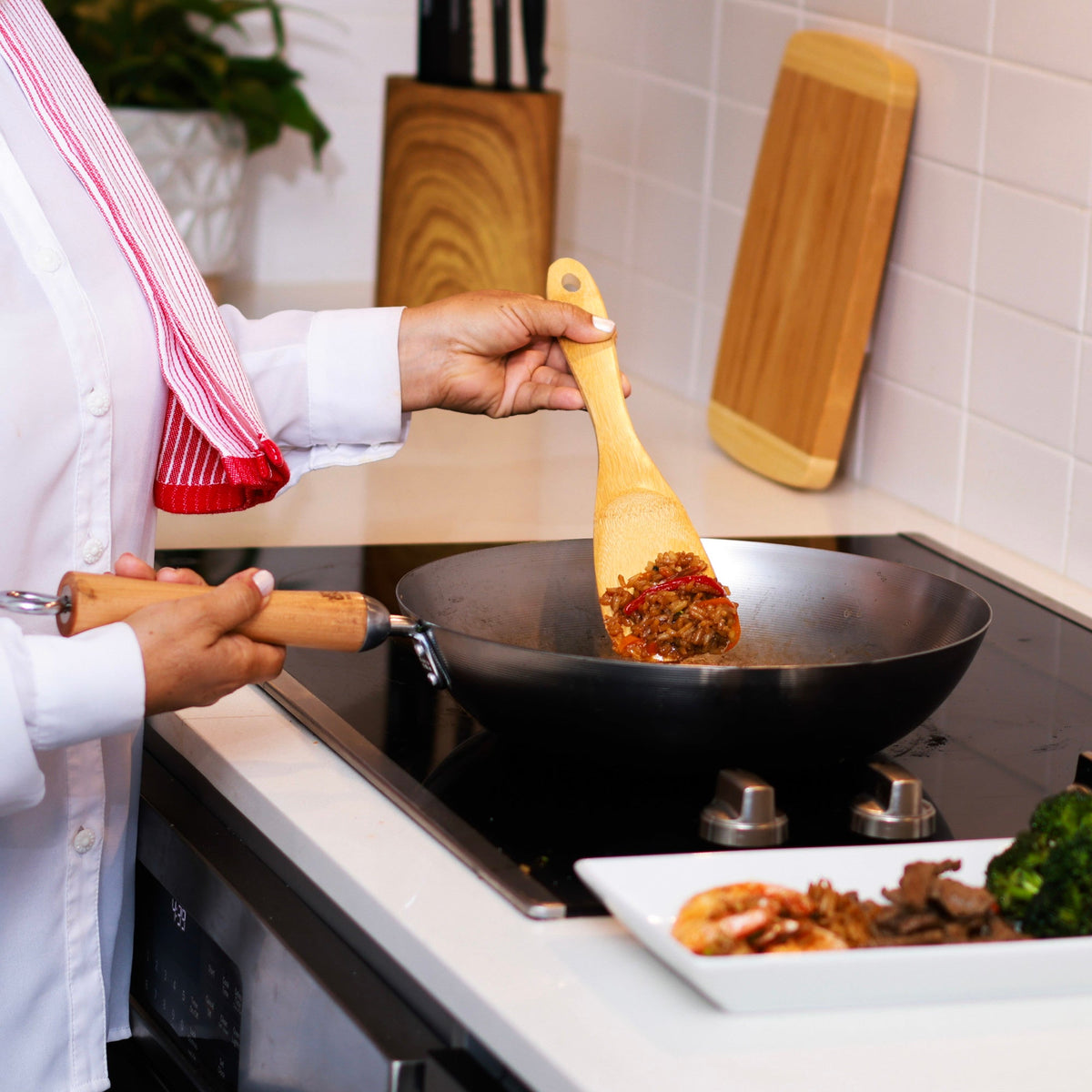 J21-9979 - Joyce Chen Uncoated Carbon Steel Stir Fry Pan with Birch Handle, 12"