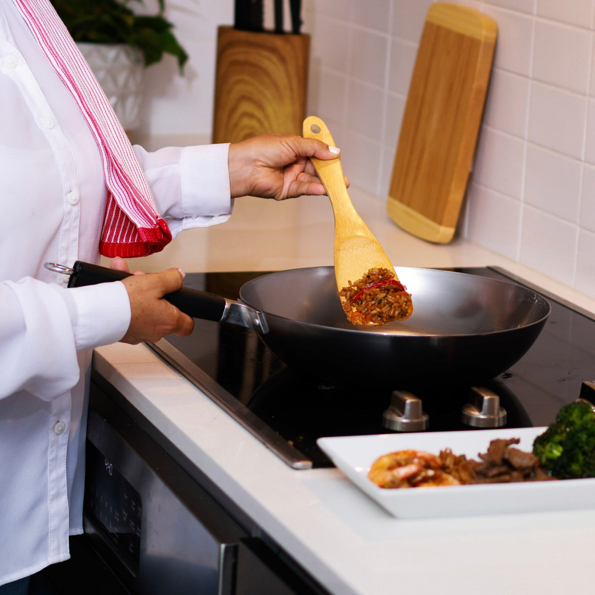 J22-0050 - Joyce Chen Uncoated Carbon Steel Stir Fry Pan with Phenolic Handle, 12"