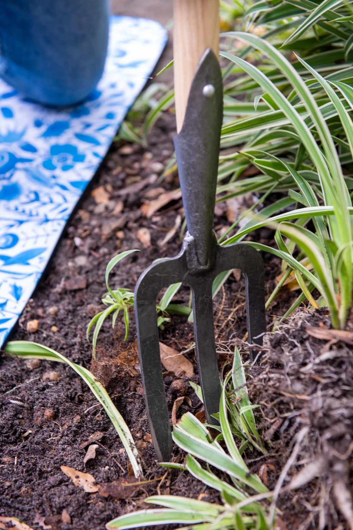 Gardener's Lifetime Perennial Fork with Short T-Handle